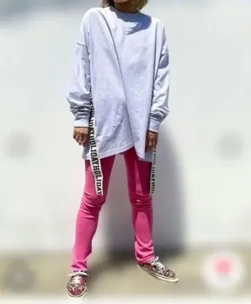 테이프 부착 라이트 그레이 긴팔 상의 홀리데이 프리 사이즈