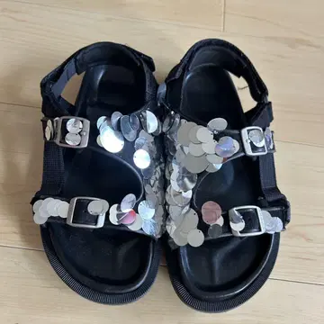 sacai 스팽글 샌들