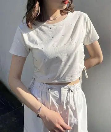 chico 큐빅 장식 사이드 드로스트 크롭 T