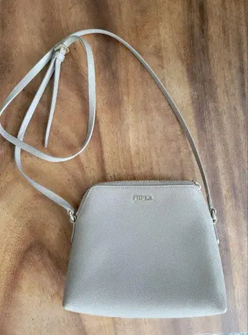 FURLA 그레이 삼각형 숄더백