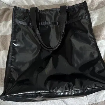 블랙 광택 토트백