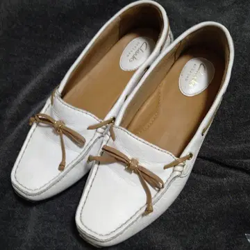 Clarks 화이트 가죽 로퍼 드라이빙 슈즈 모카신