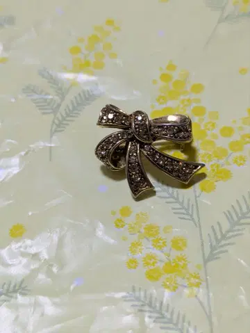리본 모티브 브로치 스톤 포함