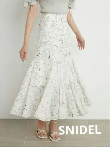 SNIDEL 화이트 꽃무늬 플레어 스커트