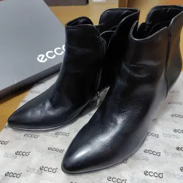 ecco 블랙 가죽 부티 중간 힐