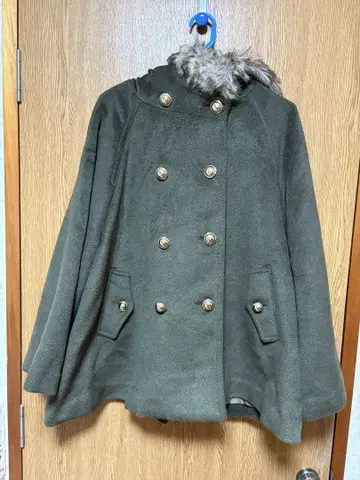 올리브 그린 케이프 코트 퍼 포함