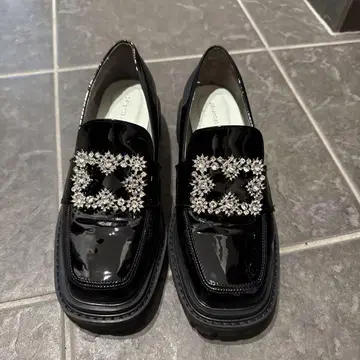 비쥬 장식 블랙 로퍼 통굽