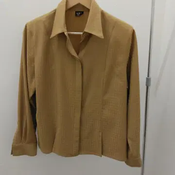 베이지 체크 무늬 긴팔 셔츠