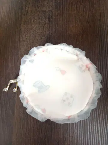 프릴 포함 화이트 파우치 음표 참 포함
