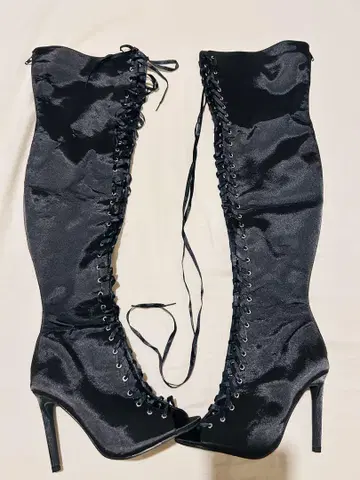 블랙 레이스업 니하이 부츠 오픈토