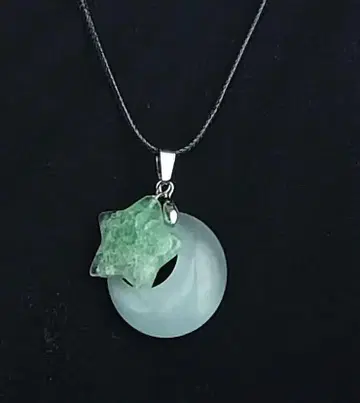 문스톤과 그린 스트로베리 쿼츠의 별과 달 목걸이