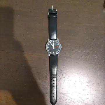 MONDAINE 블랙 가죽 손목시계