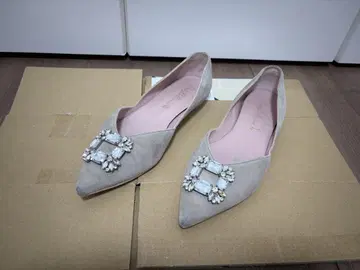 Pretty Ballerinas 비쥬 장식 베이지 플랫슈즈