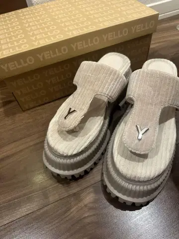 YELLO 코듀로이 통굽 샌들 베이지
