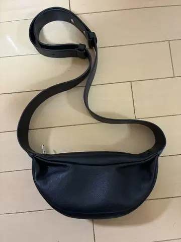 [ COS ] 스윙 마이크로 크로스 바디백