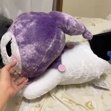 보라색과 화이트의 동물형 봉제 인형