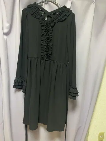 MAKYU 마큐 프릴 장식 블랙 긴팔 원피스