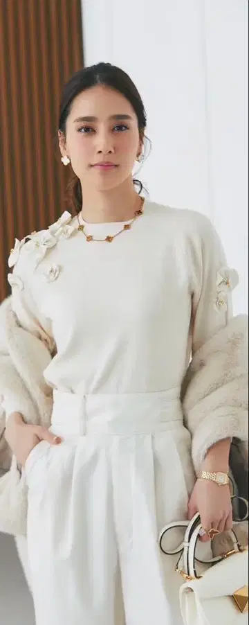 세븐틴 새틴 플라워 니트