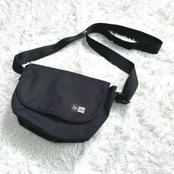 뉴에라 숄더백 로고 자수 블랙