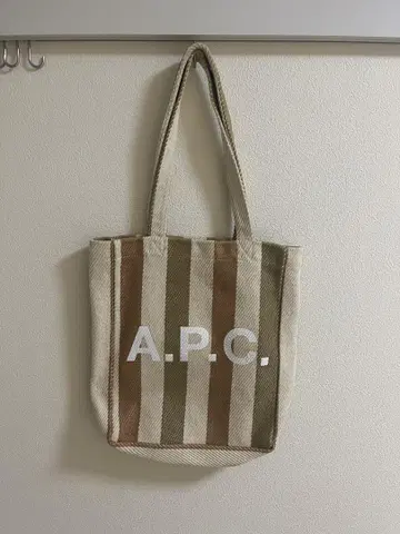 A.P.C. 스트라이프 토트백
