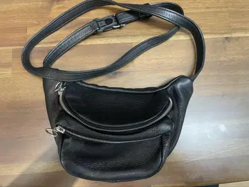 Aeta 블랙 가죽 바디백