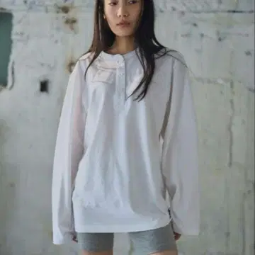 화이트 헨리넥 긴팔 T셔츠
