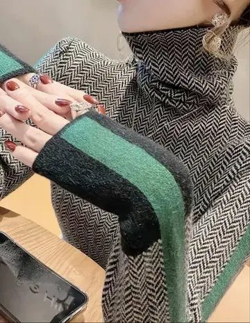 하이넥 스웨터 블랙 x 그린