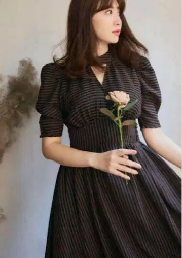 M 새상품급 herlipto Striped midi dress 엽서