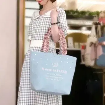 새상품 메종 드 플뢰르 펄 데님 프릴 핸들 토트백 블루 M