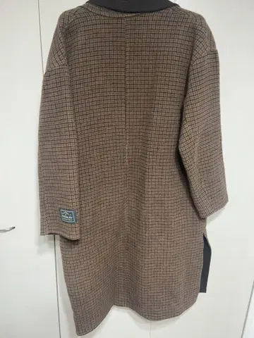 브라운 계열 체크 무늬 롱 코트