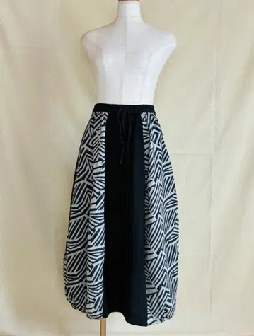 모노톤 기하학 패턴 코쿤 스커트