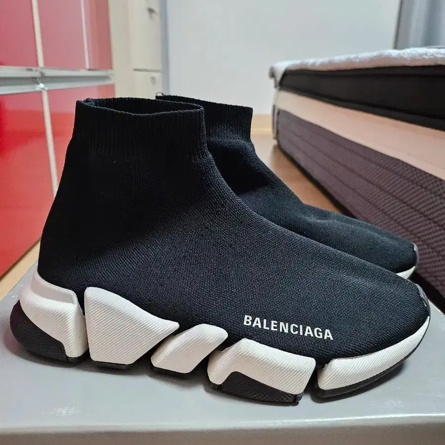 발렌시아가 스피드 2.0 트레이너 블랙 니트화이트 솔 2021