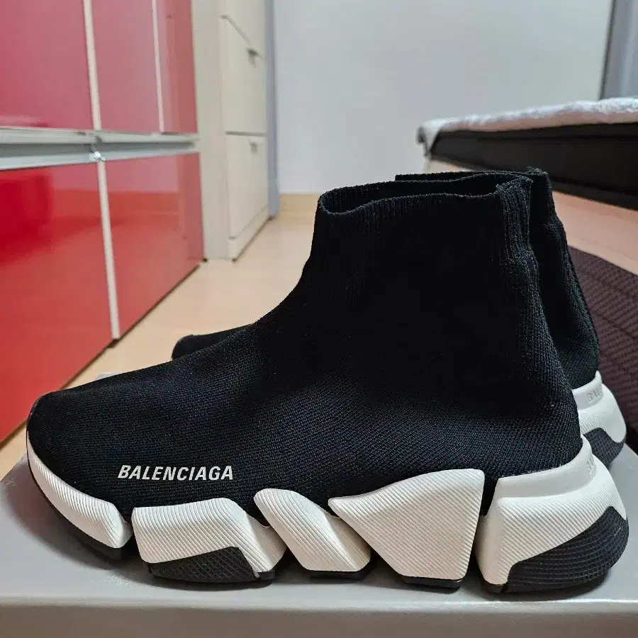 발렌시아가 스피드 2.0 트레이너 블랙 니트화이트 솔 2021