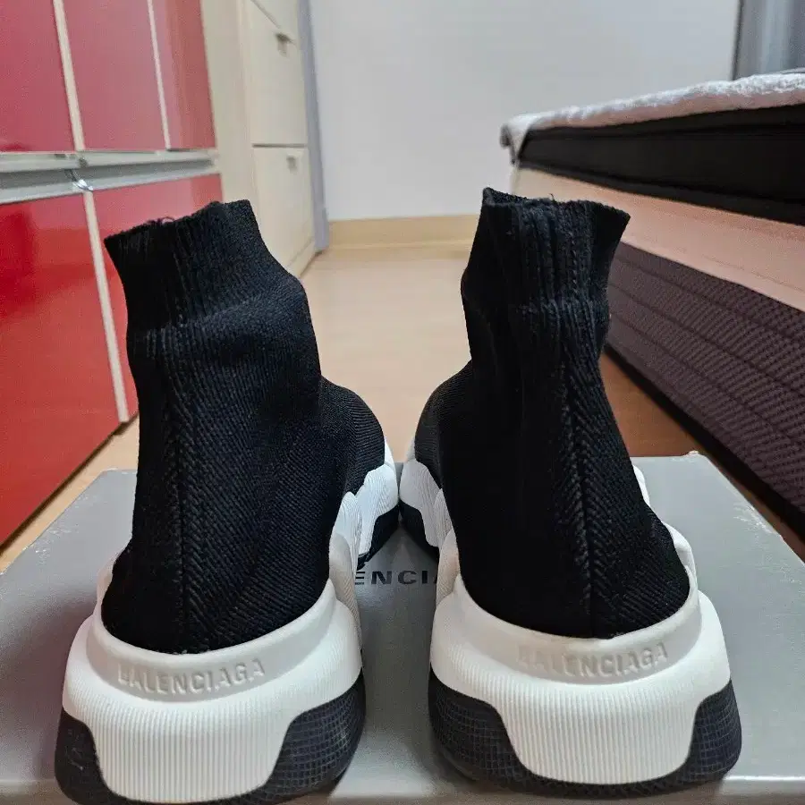 발렌시아가 스피드 2.0 트레이너 블랙 니트화이트 솔 2021