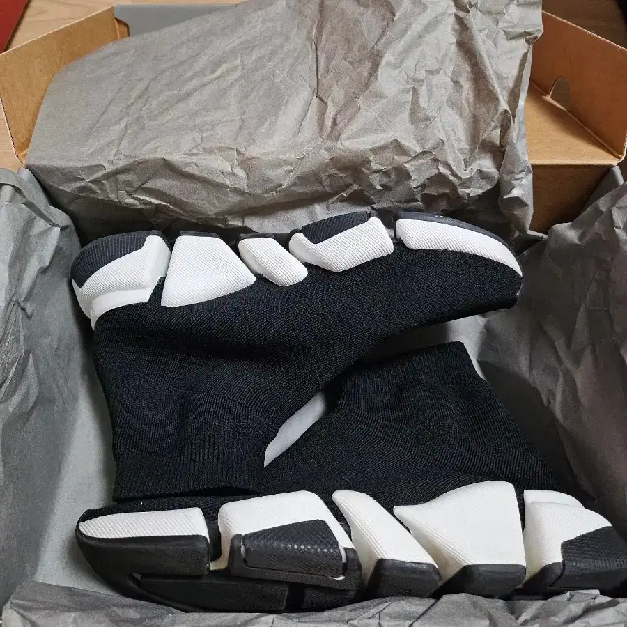 발렌시아가 스피드 2.0 트레이너 블랙 니트화이트 솔 2021