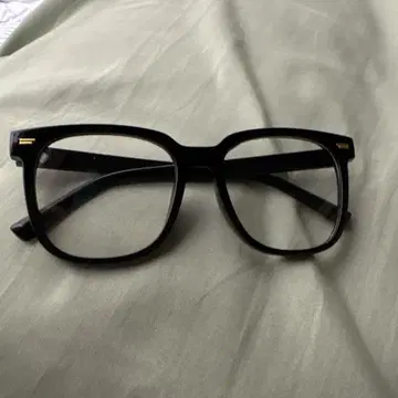 블랙 사각형 프레임 안경