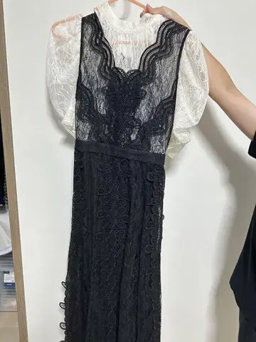 엘레강트한 블랙과 화이트 레이스 드레스