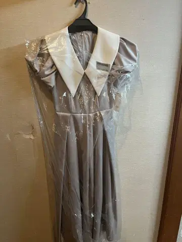 그레이 큰 카라 부착 원피스