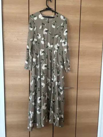 에이머 에이커릿 꽃무늬 롱 원피스 베이지