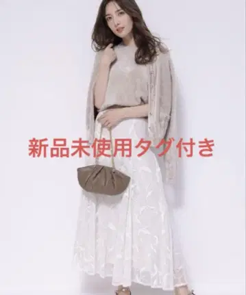 [새상품] 아푸와이저 리셰 라메 자수 플레어 스커트 오프화이트