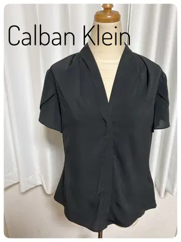 Calban Klein 블랙 반팔 V넥 셔츠