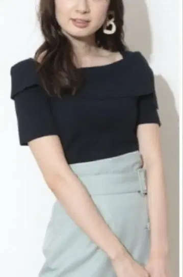 저스길리티 비대칭 오프숄더 니트 스웨터 블랙