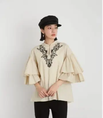 릴리 브라운 테이프 자수 블라우스