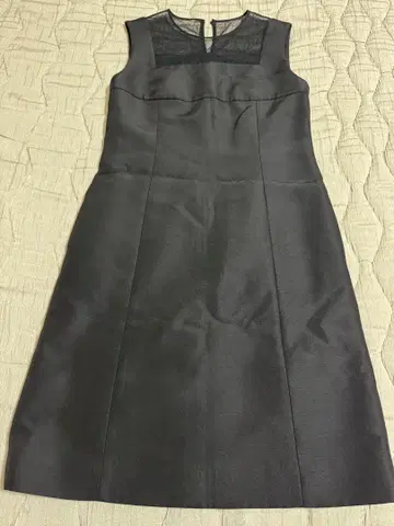 Foxey 블랙 슬리브리스 무릎 기장 원피스