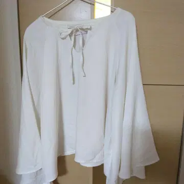 화이트 플레어 슬리브 셔츠
