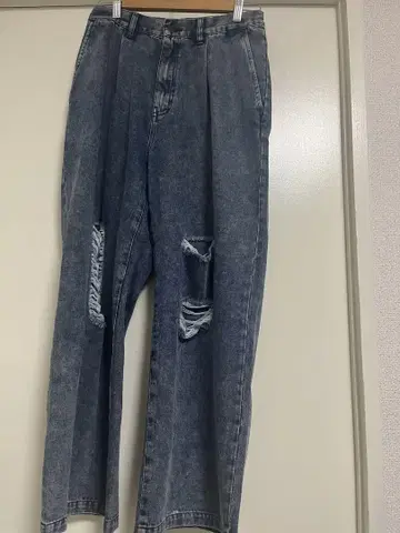 데미지 가공 다크 블루 데님 팬츠