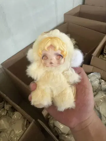크림색의 복슬복슬한 인형