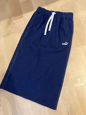 한 번 착용 새상품급 PUMA 네이비 데님 스커트 M 사이즈