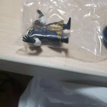 캐릭터 피규어와 받침대 세트