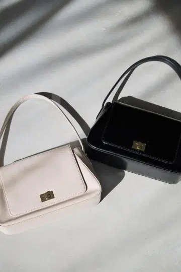 Her lip to Classic Lady Baguette Bag